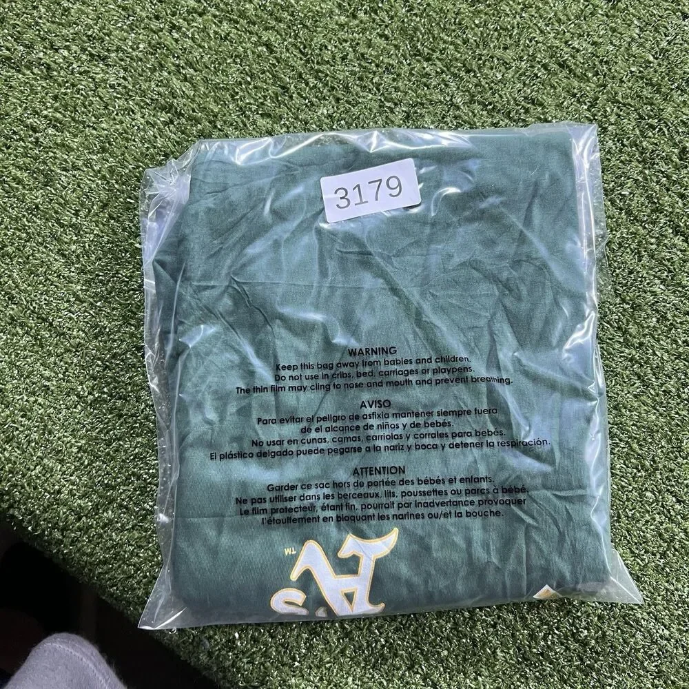 Men’s Fanatics Oakland Athletics Short Sleeve T-Shirt – Size M NWOt